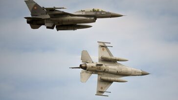 Rusia ha amenazado con atacar a países occidentales con ataques con misiles si los cazas F-16 recientemente donados por Ucrania (en la foto sobre Rumania en noviembre) tienen su base en territorio de la OTAN.
