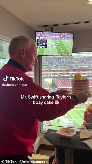 Scott Swift se dirigió a una suite VIP vecina para repartir el pastel de cumpleaños de Taylor.