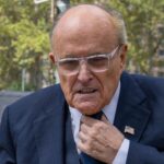Se ordena a Rudy Giuliani pagar más de 148 millones de dólares a dos trabajadores electorales de Georgia por difamación