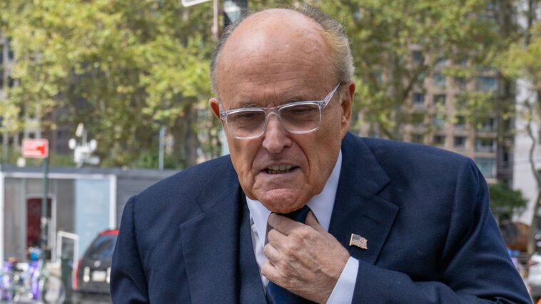Se ordena a Rudy Giuliani pagar más de 148 millones de dólares a dos trabajadores electorales de Georgia por difamación