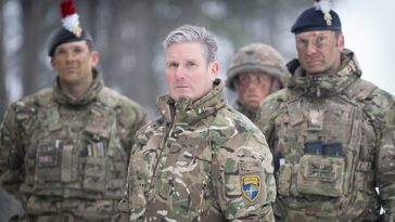 Keir Starmer fue fotografiado con equipo de camuflaje posando junto a las tropas británicas mientras realizaba ayer una visita previa a Navidad a Estonia.