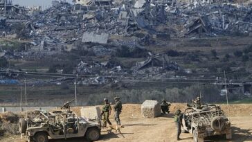 Soldados israelíes toman hoy posiciones cerca de la frontera de la Franja de Gaza, en el sur de Israel.  Sudáfrica acusó a Israel de genocidio contra los palestinos en Gaza
