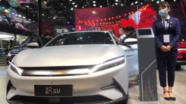 Tesla redujo los precios de los vehículos eléctricos en China más que BYD para su sedán insignia Han este año, según un estudio