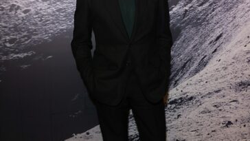 Tom Hanks lució elegante cuando asistió al evento de inauguración de su espectáculo The Moonwalkers en Lightroom en Londres el martes.