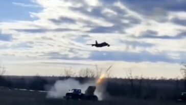 Imágenes recientes muestran a un piloto ruso del Su-25 engañando a la muerte mientras el avión sobrevuela un BM-21 Grad MLRS que dispara.