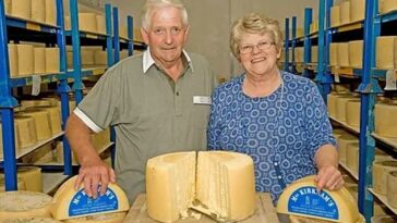 John y Ruth Kirkham fundaron la granja lechera en 1978. No hay indicios de que alguno de los quesos que aparecen en la imagen esté afectado.