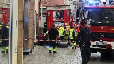 Los servicios de bomberos y salvamento se encuentran en el lugar del incidente en el centro de la ciudad.  Un camión atropelló a un grupo de peatones en el centro de la ciudad de Passau, hiriendo a varias personas y matando a una mujer, en Passau, Baviera, el 29 de diciembre de 2023.