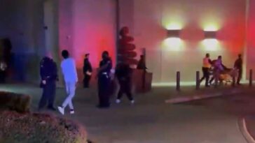 Se vio a los clientes siendo evacuados del centro comercial Arlington Parks el jueves por la noche cuando una gran presencia policial respondió a un tiroteo que dejó a dos personas en el hospital.