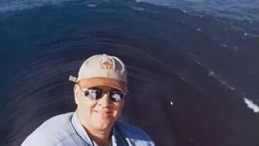Bob McGwire, profesor de Virginia Tech y del Instituto de Análisis de Defensa, estaba realizando un trabajo clasificado en el submarino USS Hampton.  Se tomó una foto en la proa antes de que el submarino se sumergiera.