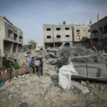 'Una mano aquí, una cabeza allá': aviones de combate israelíes matan a decenas de personas en el centro de Gaza