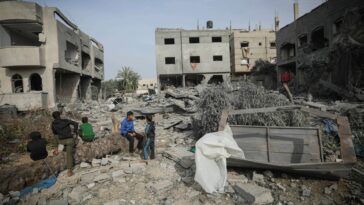 'Una mano aquí, una cabeza allá': aviones de combate israelíes matan a decenas de personas en el centro de Gaza