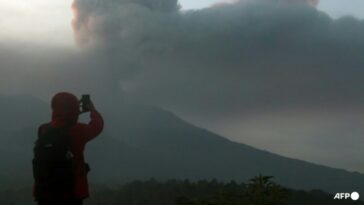 Visitar volcanes es un gran negocio en Indonesia, pero la seguridad es el centro de atención después de varias erupciones, incluida la de Marapi.