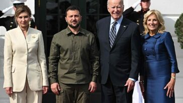 El presidente Joe Biden invitó al líder de Ucrania, Volodymyr Zelensky, a la Casa Blanca el martes en medio de una presión para que el Congreso apruebe más ayuda.  La pareja aparece fotografiada en septiembre en DC.