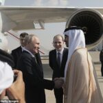 Vladimir Putin (en la foto) fue visto hoy volando a los Emiratos Árabes Unidos en una rara visita con una agenda apretada fuera de la ex URSS.