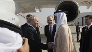 Vladimir Putin (en la foto) fue visto hoy volando a los Emiratos Árabes Unidos en una rara visita con una agenda apretada fuera de la ex URSS.