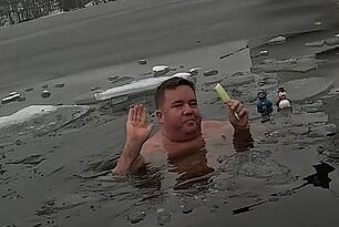 Erik Fellman, de 38 años, disfruta de chapuzones durante todo el año en un lago parcialmente congelado a las afueras de Estocolmo y documenta sus nados en TikTok.