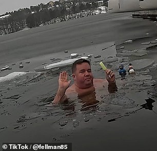 Erik Fellman, de 38 años, disfruta de chapuzones durante todo el año en un lago parcialmente congelado a las afueras de Estocolmo y documenta sus nados en TikTok.