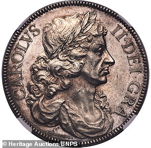 La primera del trío es una corona de plata con diseño del rey Carlos II.
