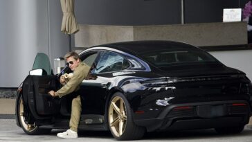 Se percibe que los hombres que poseen autos de lujo como un Corvette y un Porsche tienen niveles más altos de valores de apareamiento y dominio social y son vistos como más competentes.  En la foto, Brad Pitt, de 59 años, conduciendo un Porsche Taycan eléctrico de 200.000 dólares.