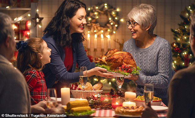 Cocinar la cena de Navidad podría requerir abrir una ventana, ya que la evidencia sugiere que esto lleva la contaminación interior al punto más alto del año (Imagen de archivo)