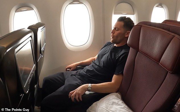 Nicky Kelvin, de The Points Guy, filma sus experiencias en clase económica, clase económica premium, clase ejecutiva y primera clase en el superjumbo de Qantas.  Aquí prueba la reclinación de su asiento económico.