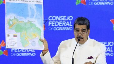Nicolás Maduro, el presidente de Venezuela, aparece el martes sosteniendo su nuevo mapa de la región, que muestra Guyana Esequiba, una región del tamaño de Florida, bajo control venezolano.