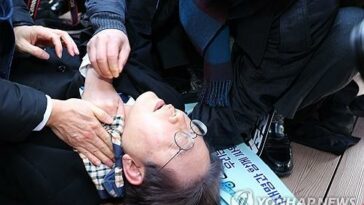 (7th LD) Attacked opposition leader Lee&apos;s surgery completed, progress closely monitored