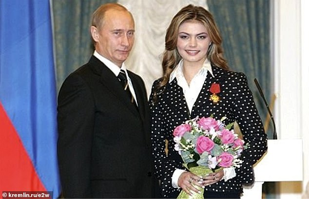 Putin supuestamente comparte las casas con su amante Alina Kabaeva, de 40 años, una gimnasta de fama mundial.