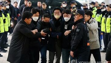 (3rd LD) Police raid house of suspect in stabbing attack against opposition leader