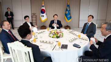 (3rd LD) Yoon, PPP head discuss bread-and-butter issues in 1st sit-down since clash