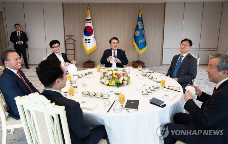 (3rd LD) Yoon, PPP head discuss bread-and-butter issues in 1st sit-down since clash