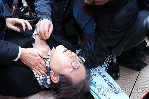 (7th LD) Attacked opposition leader Lee&apos;s surgery completed, progress closely monitored