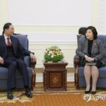 (LEAD) N. Korea&apos;s foreign minister meets visiting Chinese vice FM: state media