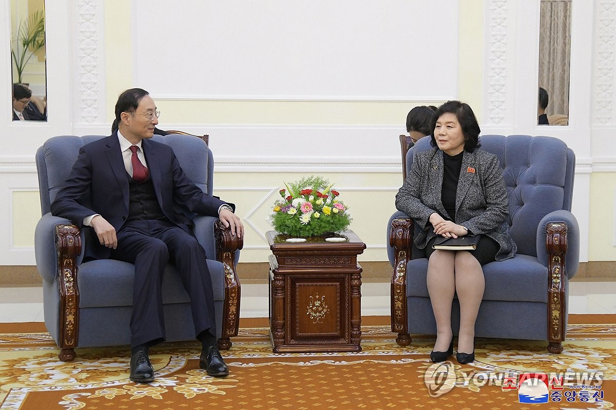 (LEAD) N. Korea's foreign minister meets visiting Chinese vice FM: state media