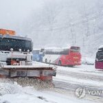(LEAD) Heavy snow pounds Youth Olympics venue of Gangwon; emergency state declared