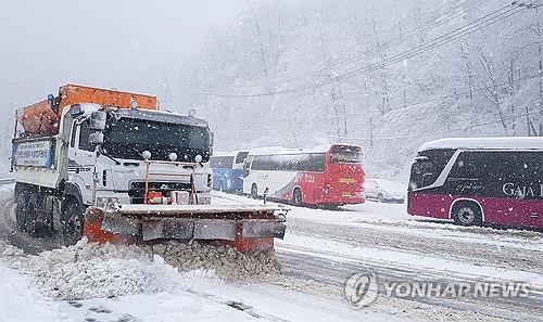 (LEAD) Heavy snow pounds Youth Olympics venue of Gangwon; emergency state declared