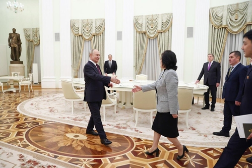(LEAD) Putin meets N. Korean FM amid deepening military cooperation