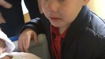 Un adorable clip muestra el momento en que un niño de Bristol conoce a su hermanita por primera vez.