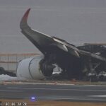 Las imágenes de la escena muestran los restos carbonizados del vuelo de Japan Airlines la mañana después de la colisión.