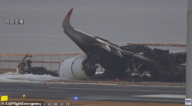 Las imágenes de la escena muestran los restos carbonizados del vuelo de Japan Airlines la mañana después de la colisión.