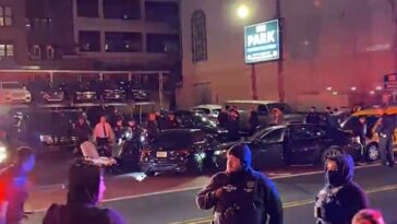 Las imágenes de la escena muestran al menos tres autos chocando entre sí afuera de un estacionamiento en el centro de la ciudad.