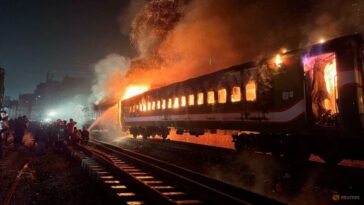 Al menos cuatro muertos en presunto incendio de tren en Bangladesh antes de las elecciones