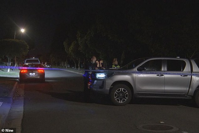 La policía está investigando la muerte de un bebé de tres meses en una casa en Alfredton, al oeste de Ballarat, alrededor de las 9 de la noche del sábado (en la foto, policía en el lugar).