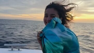 "Alia Bhatt hace clic en 'un millón de selfies en el espejo' durante las vacaciones de Año Nuevo y escribe 'Raha desearía estar aquí' en la playa".  ver fotos
