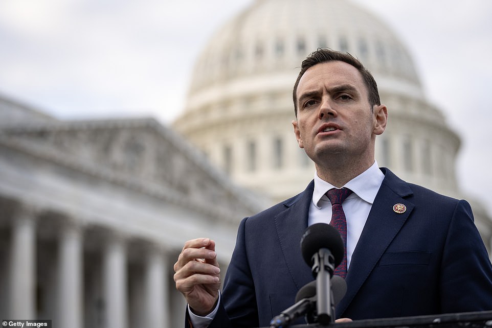 Un importante legislador republicano está haciendo sonar la alarma de que Estados Unidos podría quedarse sin combustible en el Indo-Pacífico si la administración Biden no toma medidas.  El representante Mike Gallagher, republicano por Wisconsin, que preside el Comité Selecto de la Cámara de Representantes sobre el Partido Comunista, escribió al secretario Carlos Del Toro sobre los 