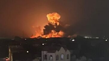 Una imagen no verificada parecía mostrar el resultado y los ataques aéreos británicos y estadounidenses en Yemen durante la noche.