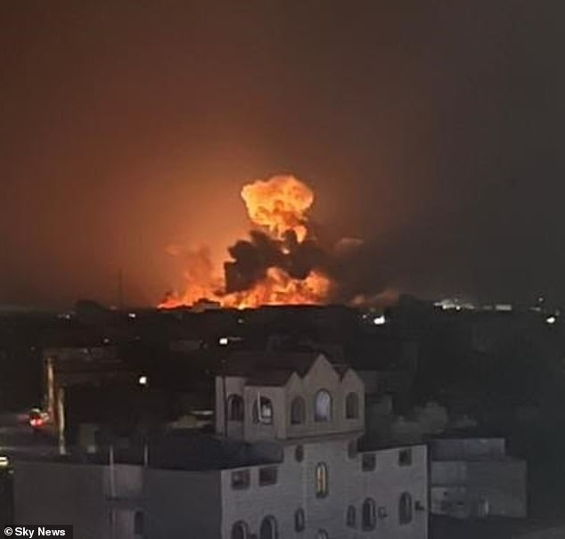 Una imagen no verificada parecía mostrar el resultado y los ataques aéreos británicos y estadounidenses en Yemen durante la noche.