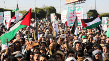 Cientos de miles de personas protestan en Yemen después de que Estados Unidos y el Reino Unido atacaran objetivos hutíes