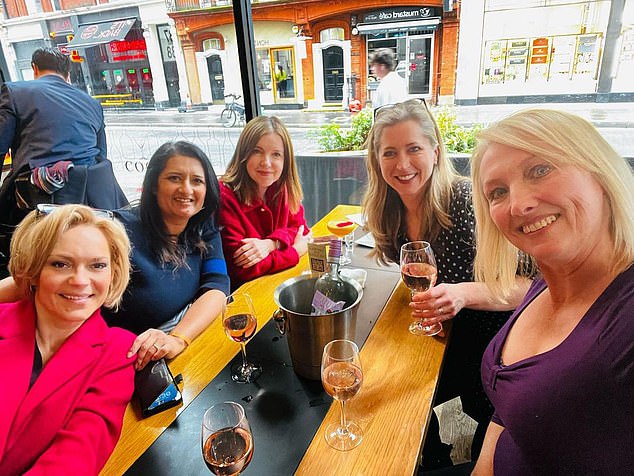 Los presentadores de la BBC (de izquierda a derecha) Kaisa Madera, Geeta Guru Murthy, Annita McVeigh, Karin Giannone y Martin Croxall fotografiados compartiendo una bebida en Nochebuena.