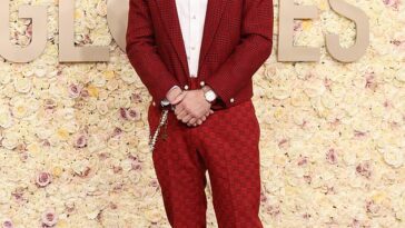 Barry Keoghan lució una figura muy elegante con un traje rojo cuando apareció en la 81a edición anual de los Golden Globe Awards.